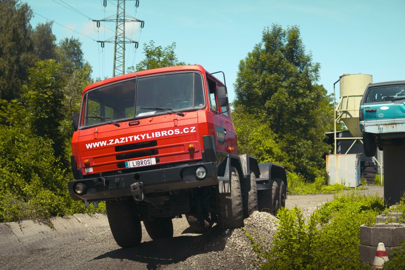 Ovládněte tahač Tatra 815 8x8 v terénu